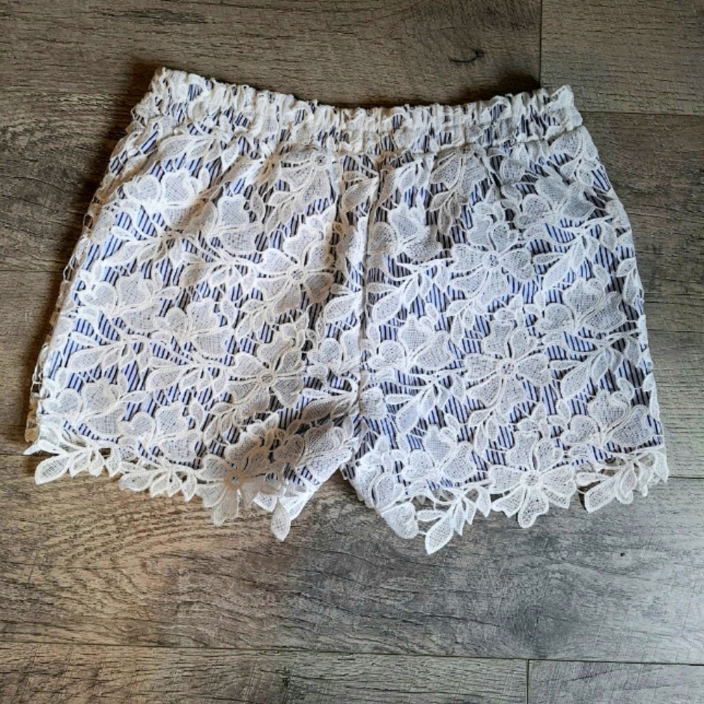 NWT women's white floral lace pull on shorts Size 8